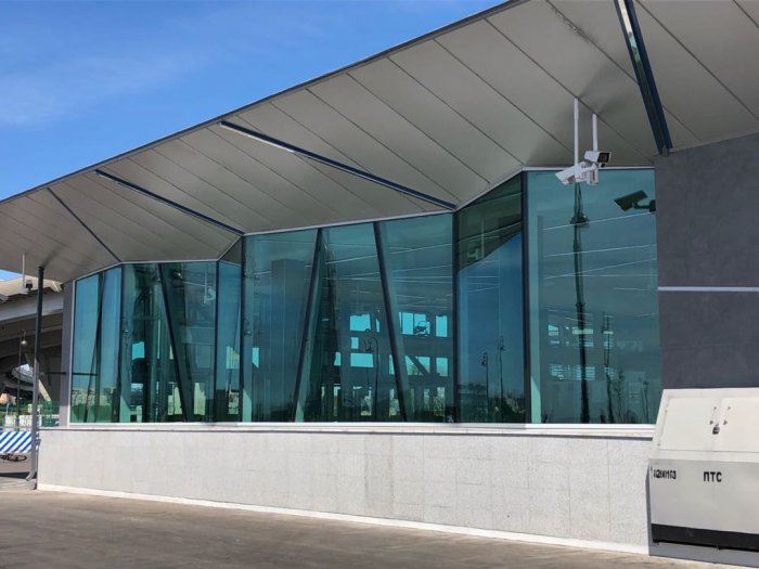 Противопожарные стеклопакеты Е30 в составе ограждения перрона станции метро Зенит